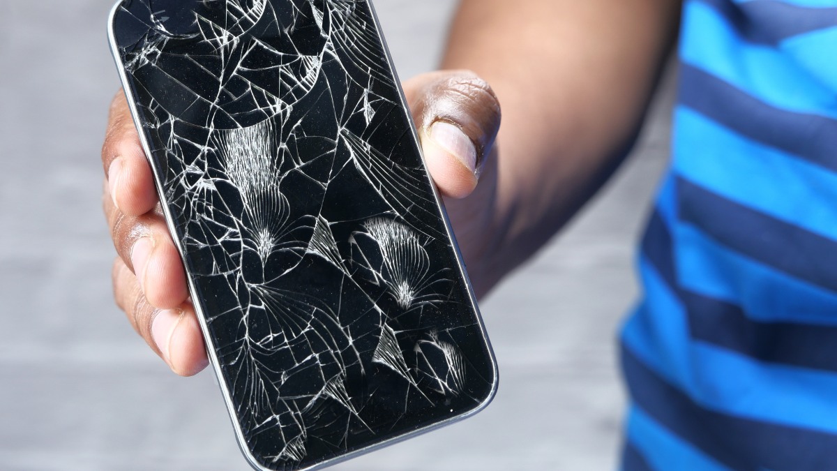 Va đập mạnh làm nứt màn hình có thể gây lỗi iphone sạc không vào pin do hỏng linh kiện bên trong.