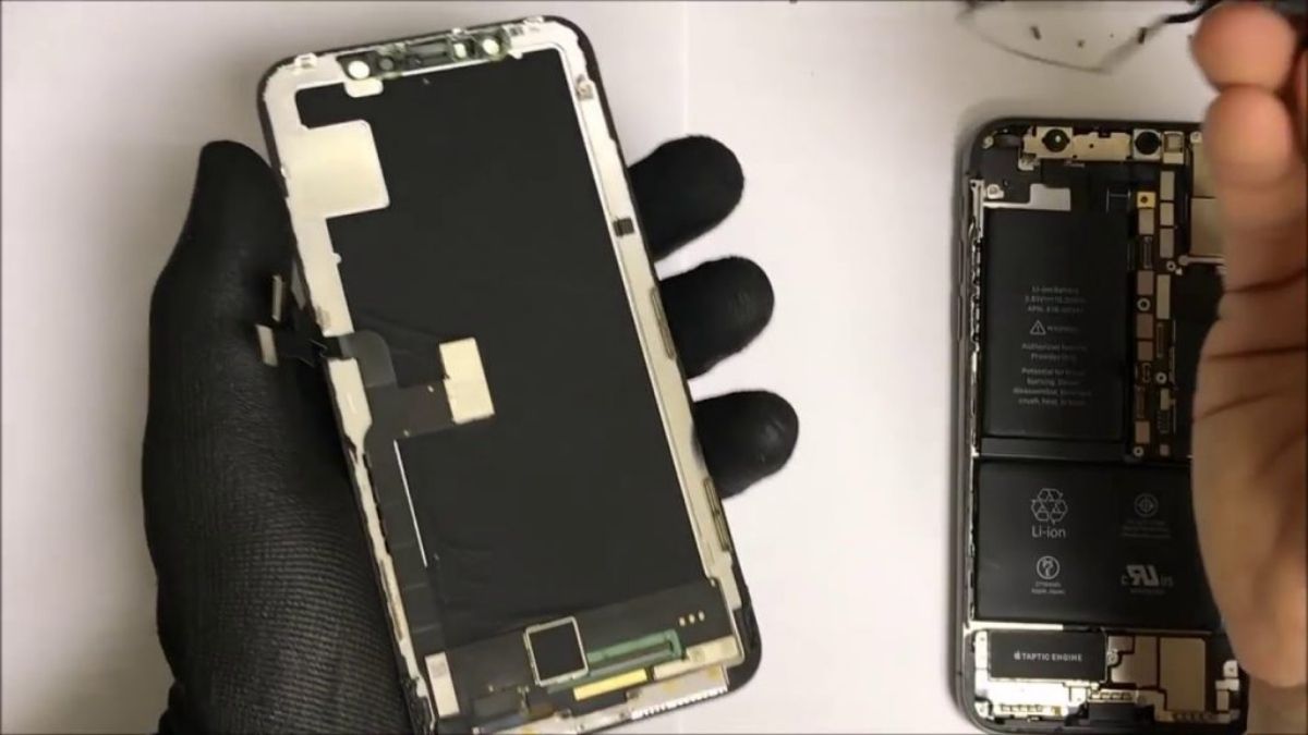 Kỹ thuật viên tháo màn hình để kiểm tra và sửa lỗi iphone x bị hở viền màn hình.
