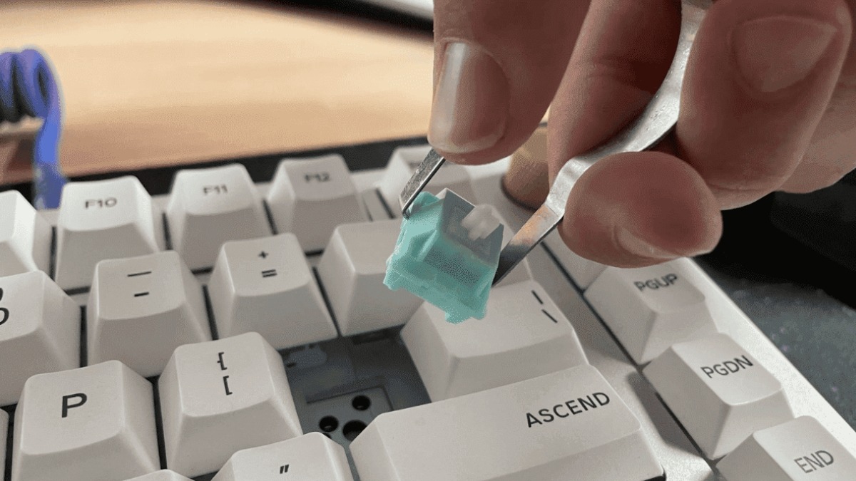 Tháo keycap bàn phím cơ bằng dụng cụ chuyên dụng để vệ sinh khi dính nước.