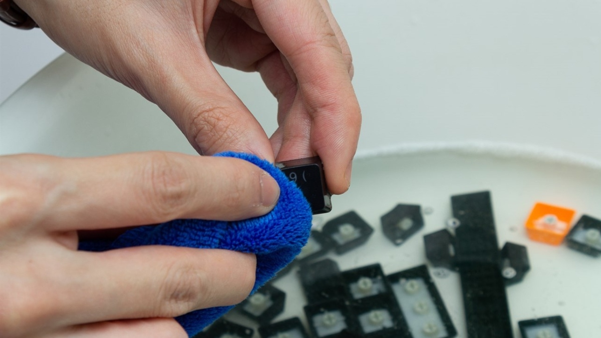 Lau khô chi tiết từng nút phím sau khi bị đổ nước vào bàn phím.