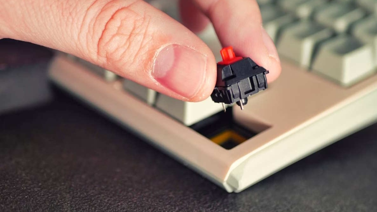 Lắp lại keycap sau khi đã thực hiện các bước cách làm khô bàn phím laptop.