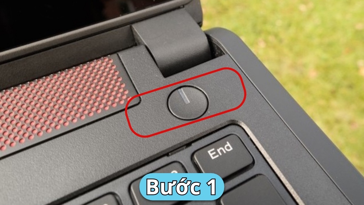 Kiểm tra khả năng nhận điện của máy sau khi xử lý laptop bị đổ nước vào bàn phím.