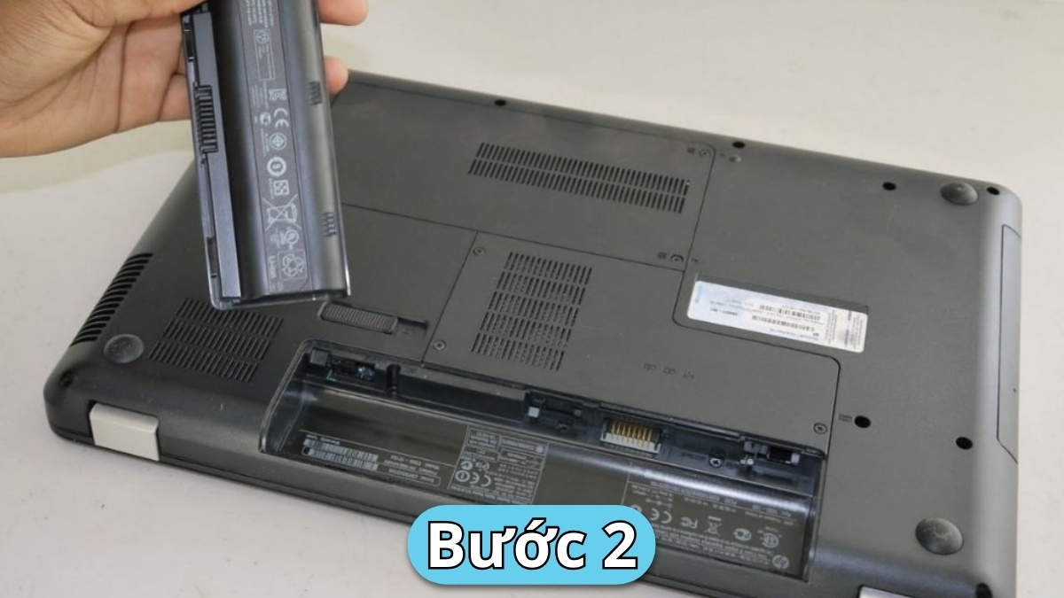 Tháo pin rời và các cổng kết nối khi laptop bị đổ nước vào bàn phím.