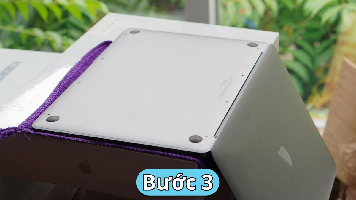 Mở rộng màn hình và lật úp để ngăn nước thấm sâu vào mainboard laptop.