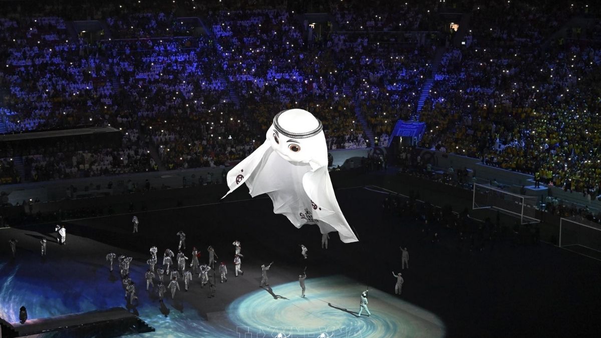 Mascot La'eeb của Qatar được nhìn lại cùng linh vật world cup 2026.