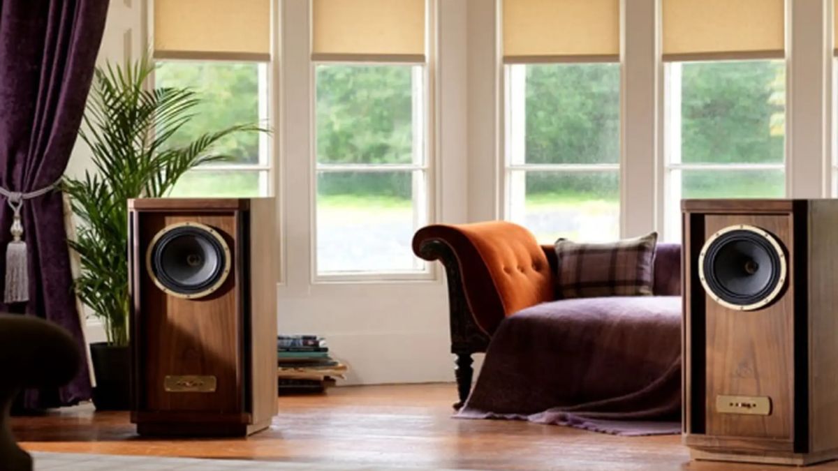 Bố trí cặp loa đồng trục trong phòng khách sang trọng giải đáp loa đồng trục là loa gì.