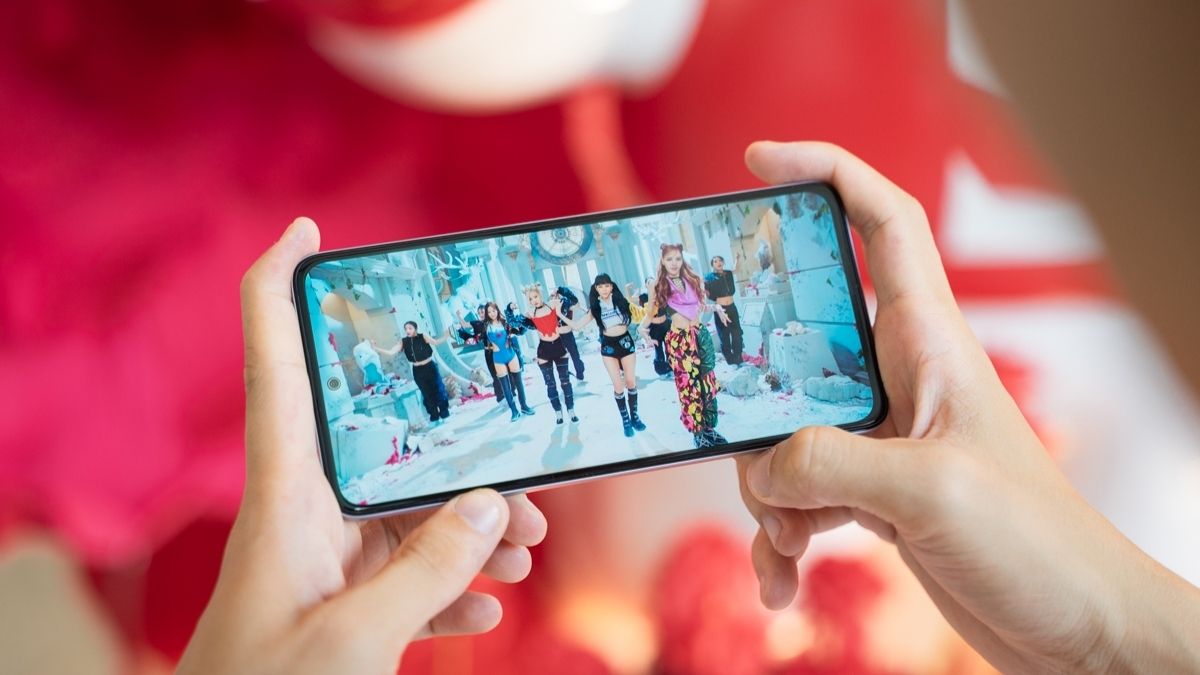 Người dùng xem video ca nhạc, kiểm tra âm thanh sau khi khắc phục lỗi loa điện thoại xiaomi bị nhỏ.