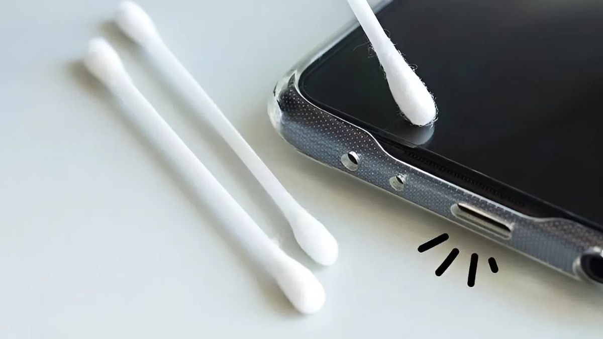 Vệ sinh loa bằng tăm bông để khắc phục tình trạng loa điện thoại xiaomi bị nhỏ do bụi bẩn.