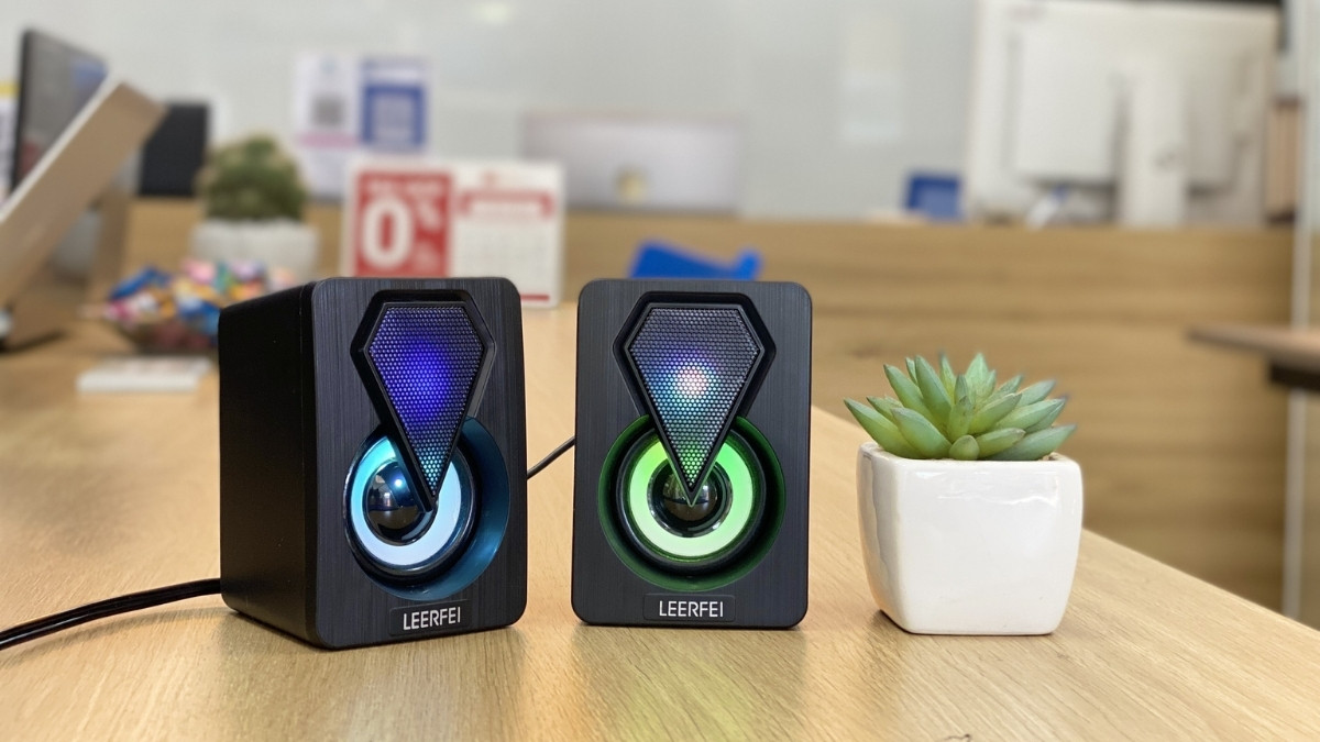 Tìm hiểu loa 2.0 là gì qua hệ thống hai loa vệ tinh nhỏ gọn cho bàn làm việc.