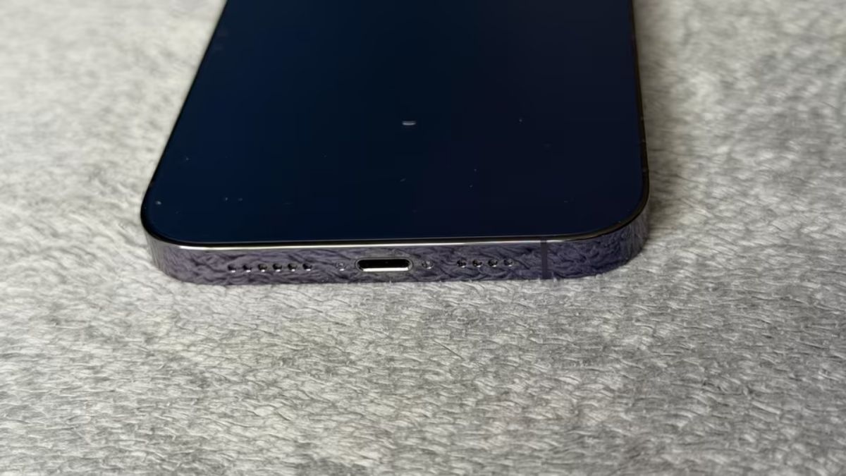 Vệ sinh thường xuyên để tránh tại sao loa iphone bị nhỏ