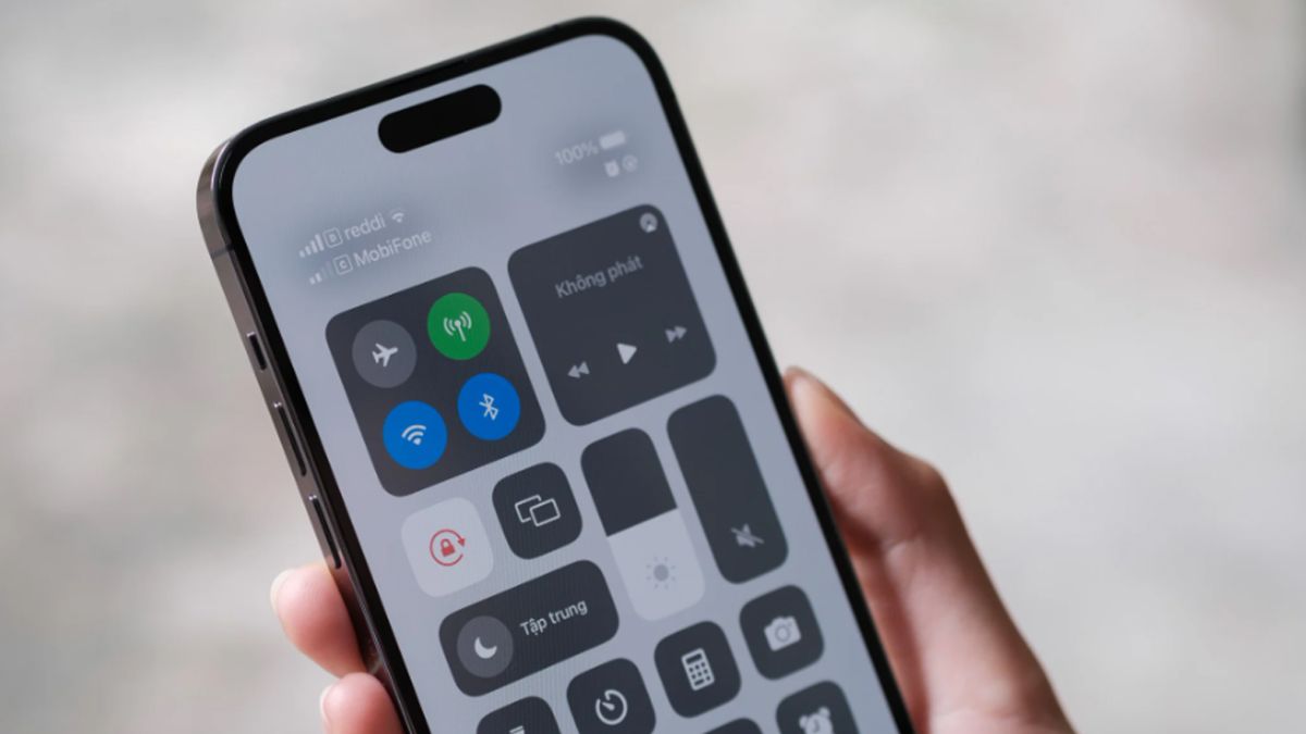 Loa bị nhỏ do iPhone đang kết nối với thiết bị Bluetooth khác