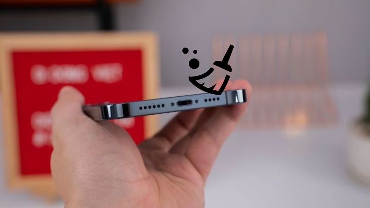 Vệ sinh lưới loa bằng tăm bông khi loa iphone 14 pro max bị nhỏ