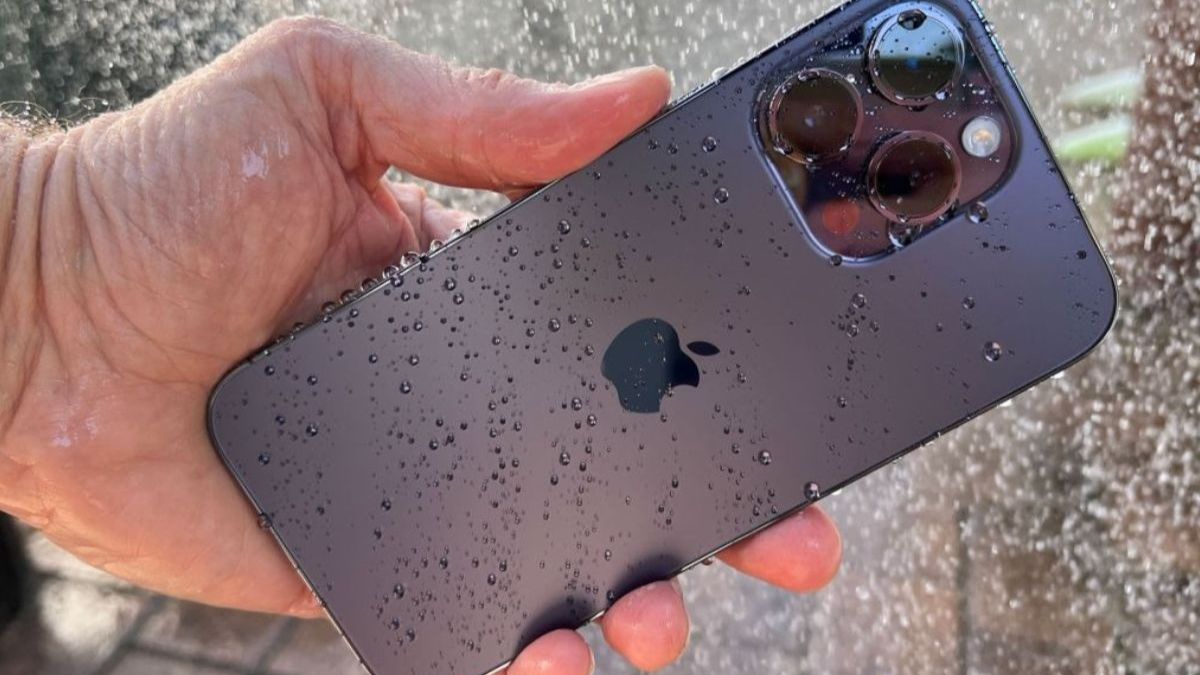 Khắc phục loa bị rè iphone bằng cách tránh dùng máy ở nơi ẩm ướt, dễ bị vô nước.