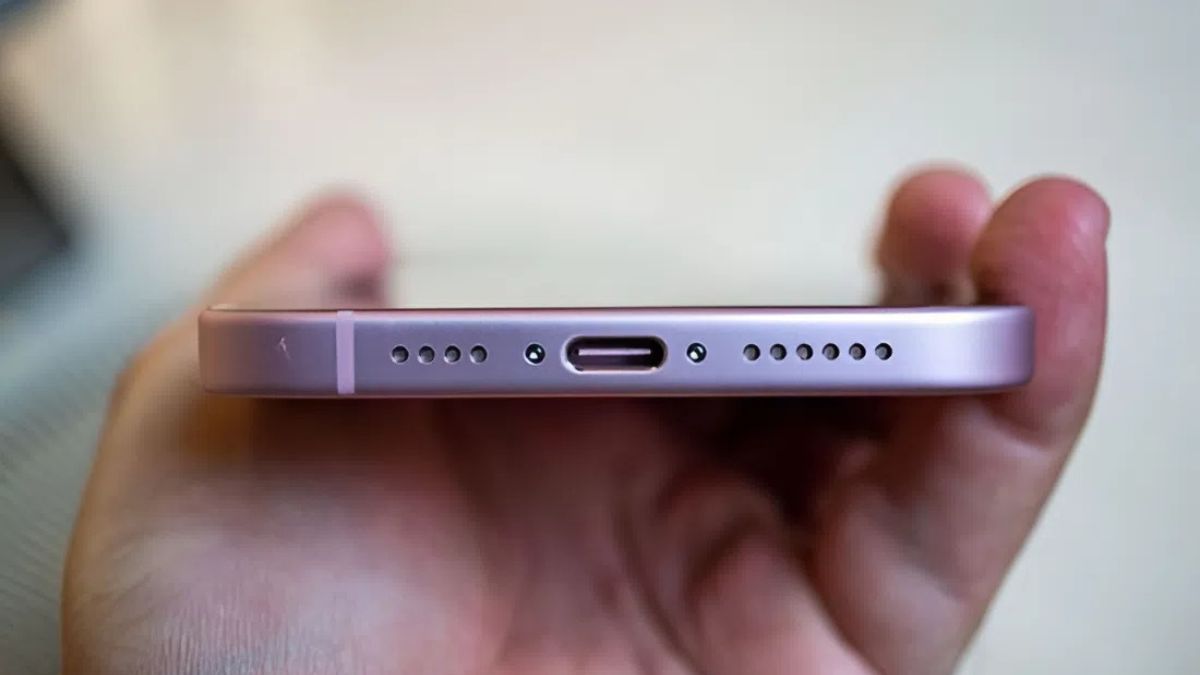 Bụi bẩn bám vào khe loa là nguyên nhân phổ biến khiến loa iphone bị rè phải làm sao.