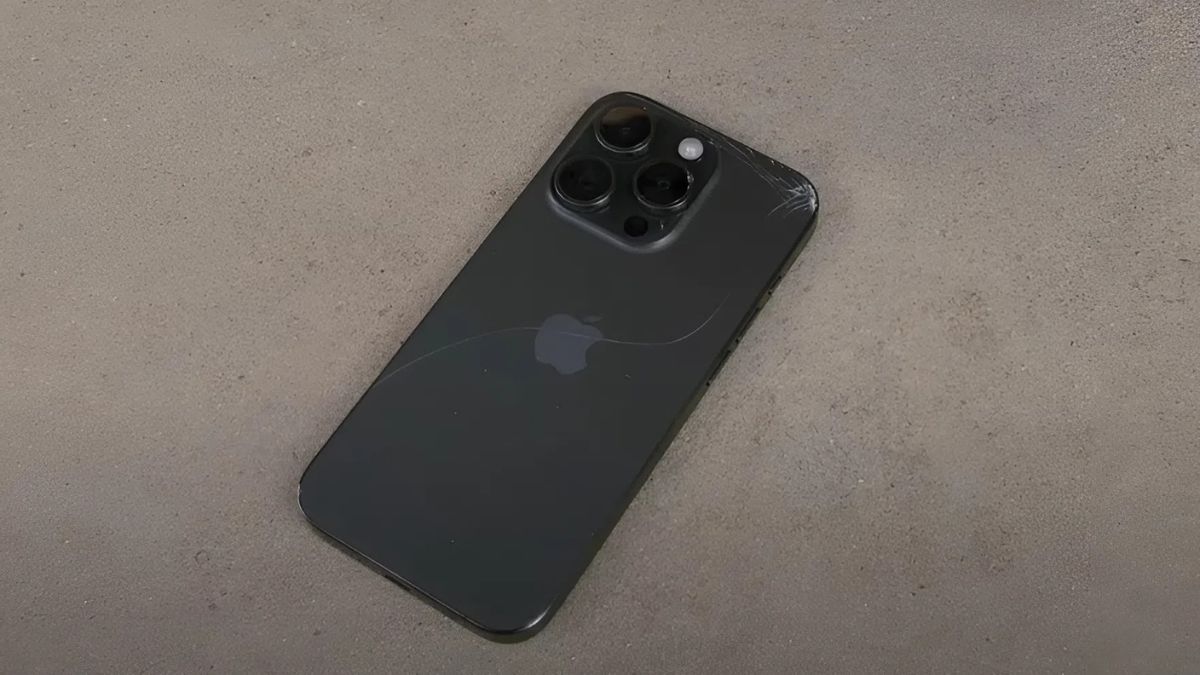 Loa iphone 15 pro max bị rè do va đập mạnh làm nứt lưng và hỏng phần cứng.