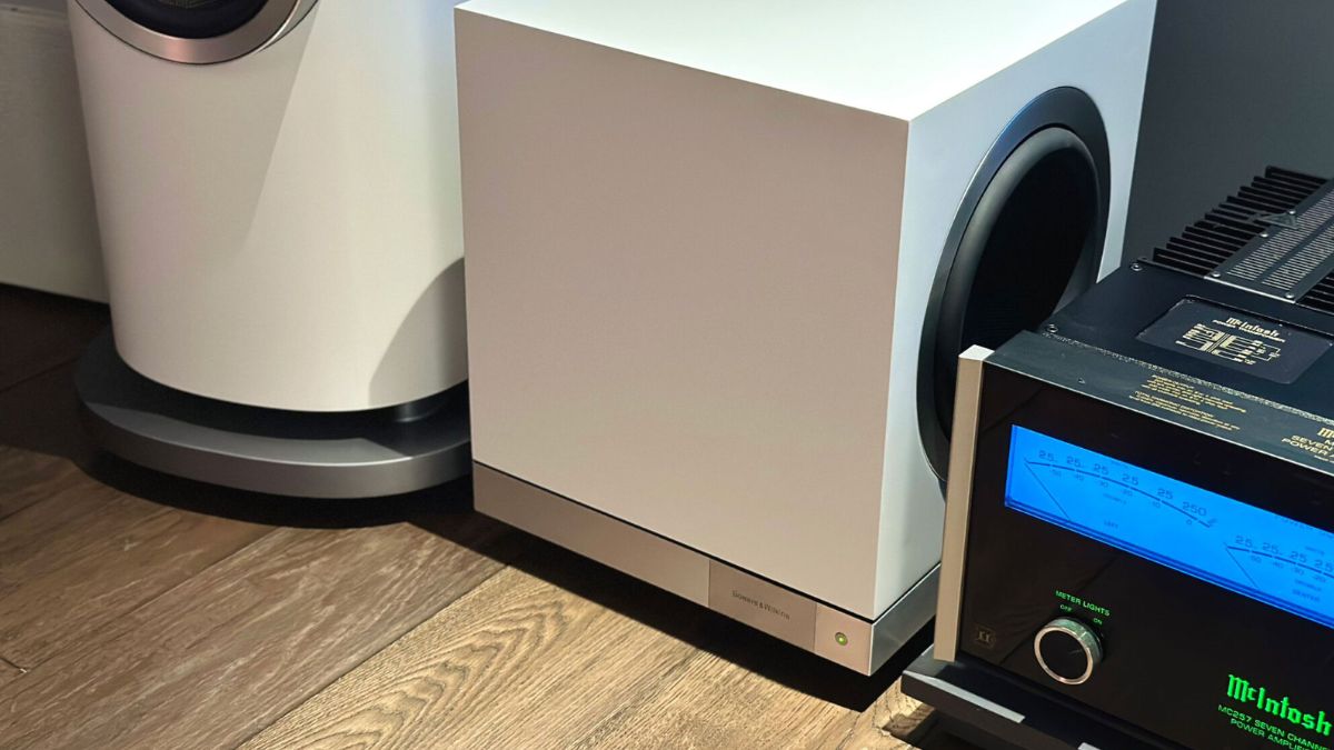 Mẫu loa subwoofer là gì thiết kế hiện đại đặt cạnh amply nghe nhạc cao cấp.