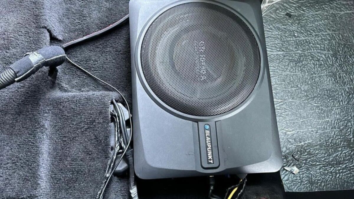 Thiết bị loa subwoofer là gì chuyên dụng lắp đặt dưới gầm ghế ô tô.