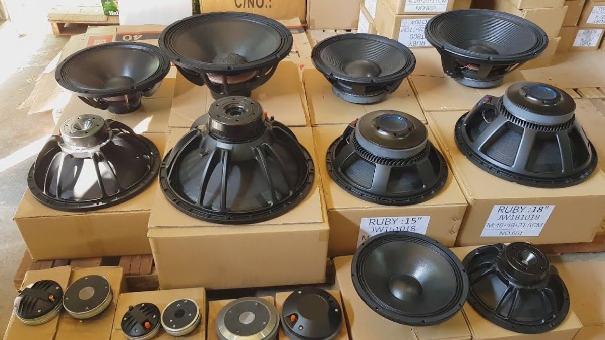 Các loại củ loa subwoofer với nhiều kích thước khác nhau từ 15 đến 18 inch.