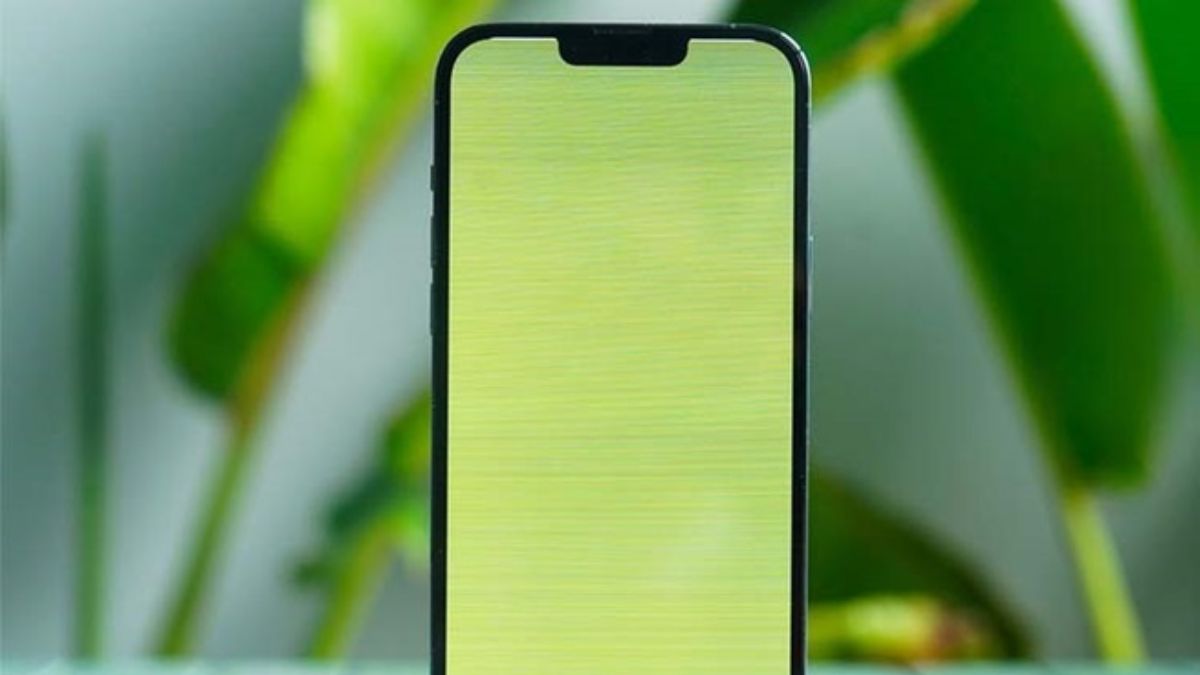 Dấu hiệu thực tế lỗi màn hình iphone 13 pro max bị vàng.