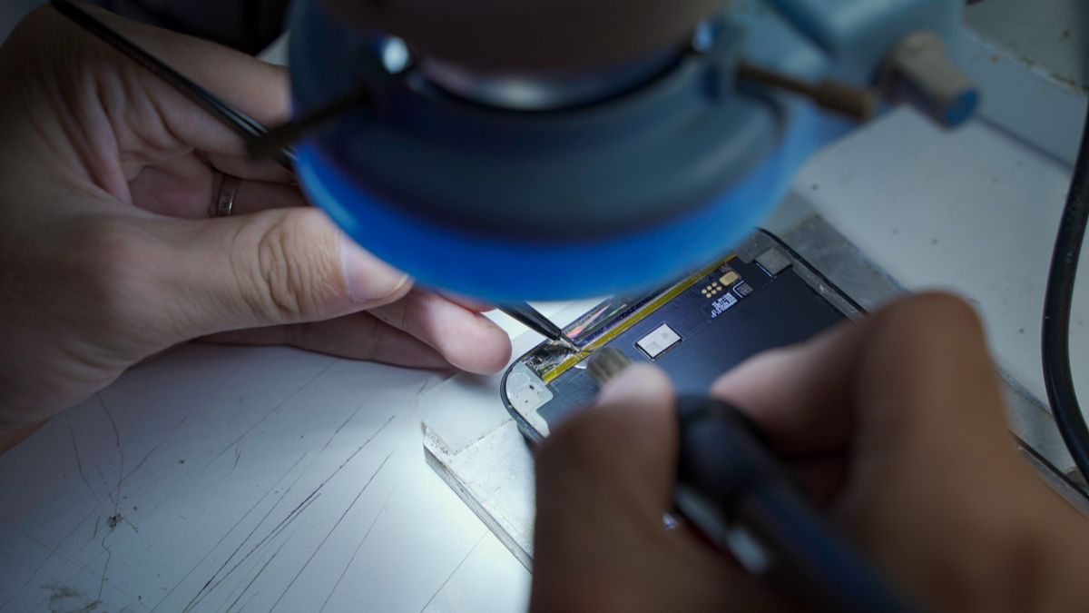 Kỹ thuật viên sửa chữa phần cứng do màn hình iphone 13 pro max bị vàng.