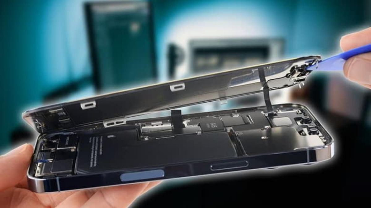 Thao tác bóc tách linh kiện chữa màn hình iphone 13 pro max bị vàng.