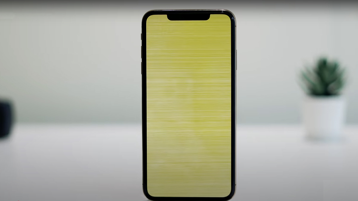 Màn hình iPhone 15 bị vàng bất thường với các sọc ngang, cần sửa chữa