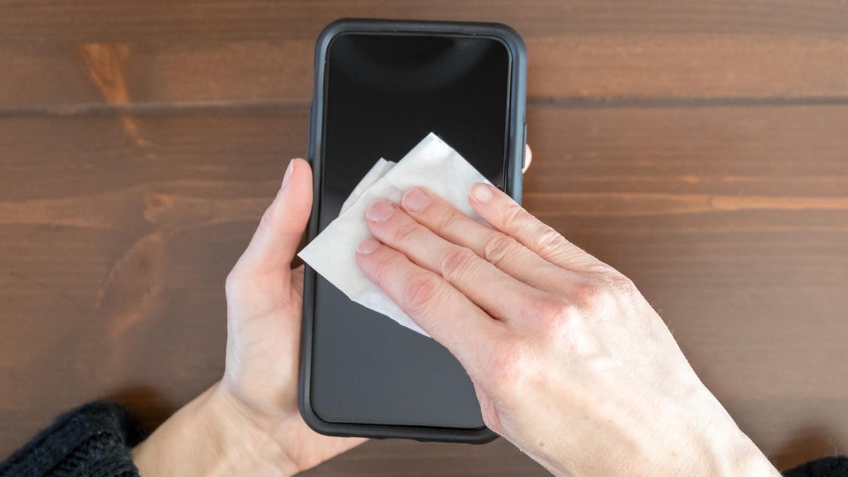 Vệ sinh màn hình iPhone bị vàng đúng cách bằng khăn mềm chuyên dụng để phòng ngừa lỗi