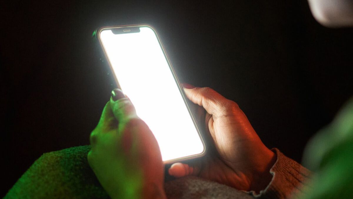 Độ sáng màn hình quá cao là nguyên nhân khiến điện thoại bị lưu ảnh.