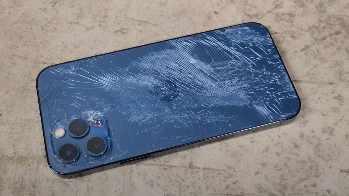 Va đập mạnh gây nứt màn hình, khiến màn hình bị lưu ảnh có sao không nếu không sửa chữa kịp thời.