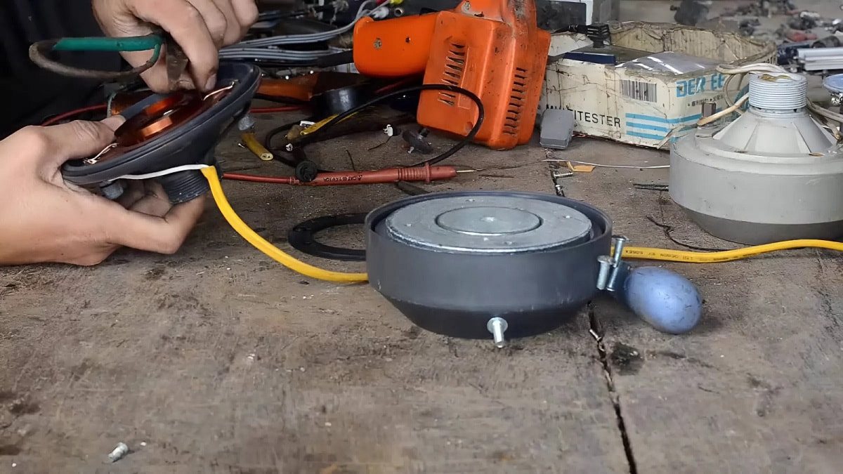 Kỹ thuật viên hướng dẫn cách dán màng loa bị rách bằng keo chuyên dụng an toàn.