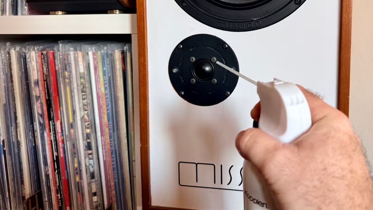 Dùng băng dính lấy bụi mịn mà không gây tổn hại đến màng loa.