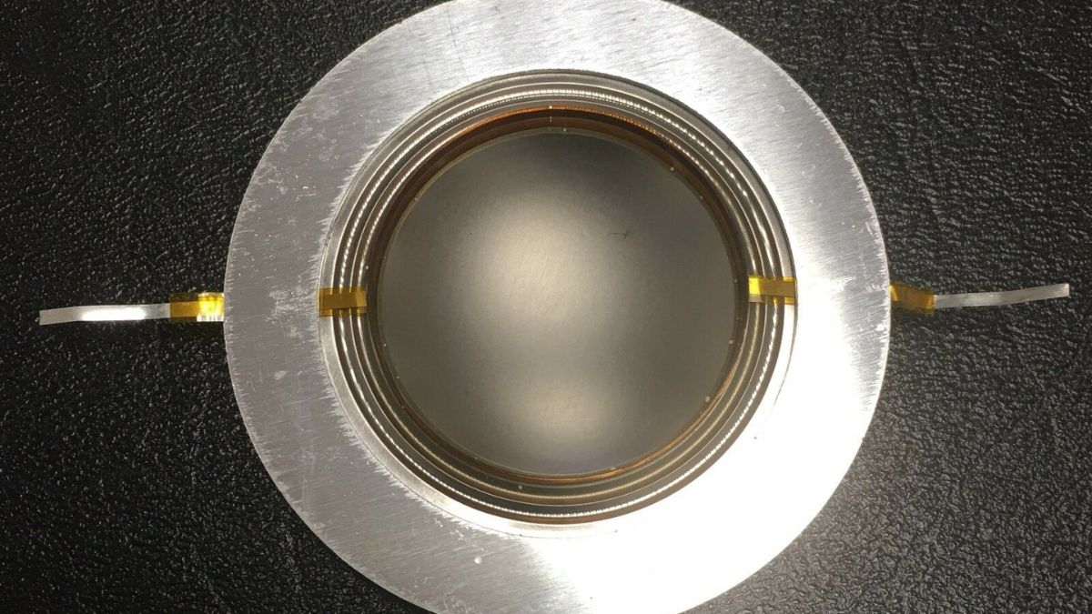 Các loại màng loa bằng kim loại giúp âm thanh dải cao chi tiết hơn.