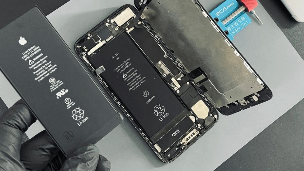 Nhân viên kỹ thuật đang kiểm tra và sửa chữa mic iPhone, giải pháp khi điện thoại iPhone bị lỗi mic do hỏng phần cứng.