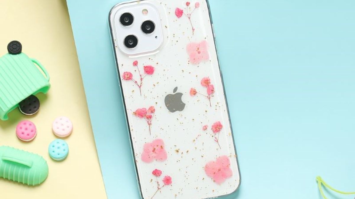 Cận cảnh ốp lưng che mất micro của iPhone, nguyên nhân khiến mic iPhone bị nhỏ khi gọi điện hoặc ghi âm.