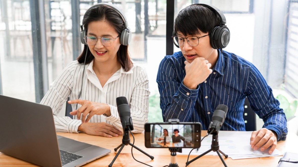 Cặp đôi đang sử dụng mic thu âm tốt nhất hiện nay để livestream và quay podcast.