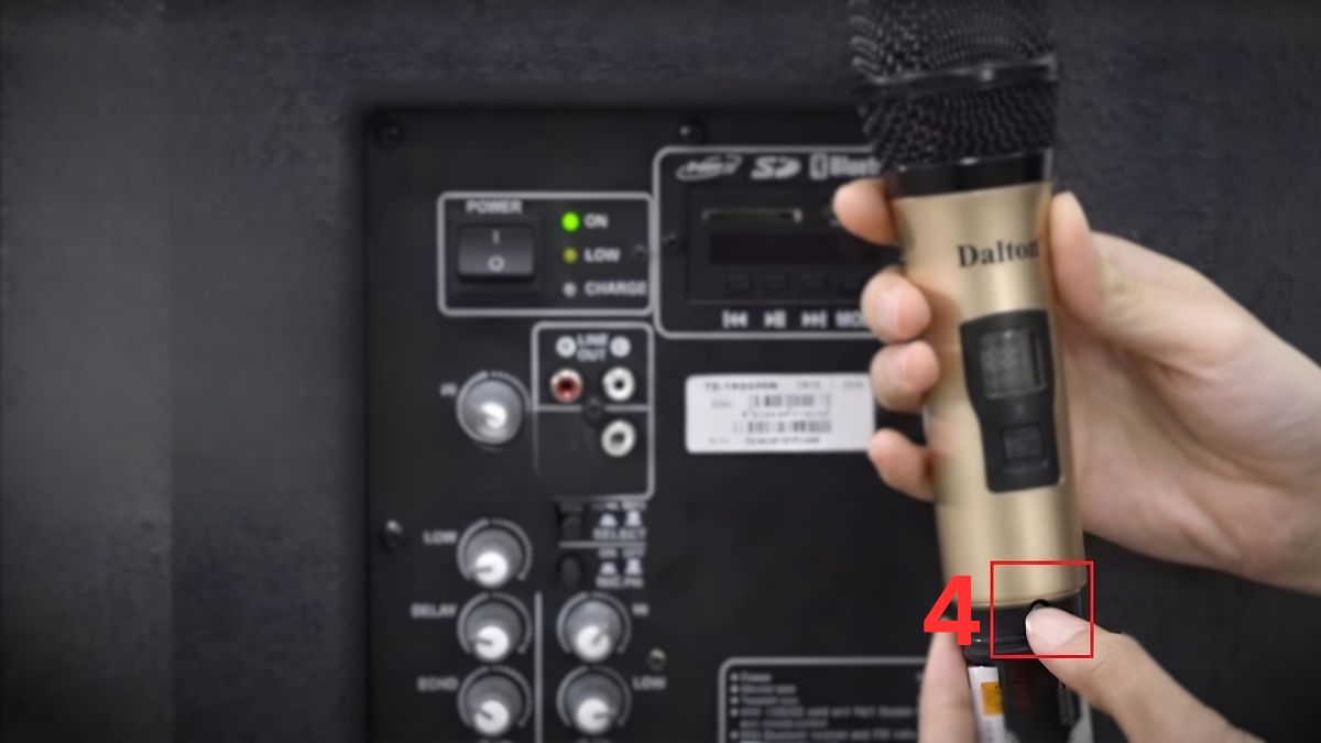 Đặt micro gần loa để hoàn tất việc sửa lỗi micro không nhận tín hiệu.