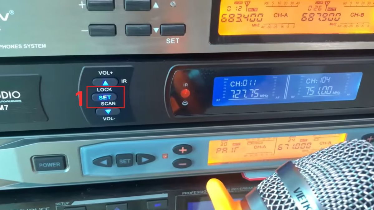 Nhấn nút SET trên đầu thu để xử lý tại sao micro không kết nối được với loa kéo.