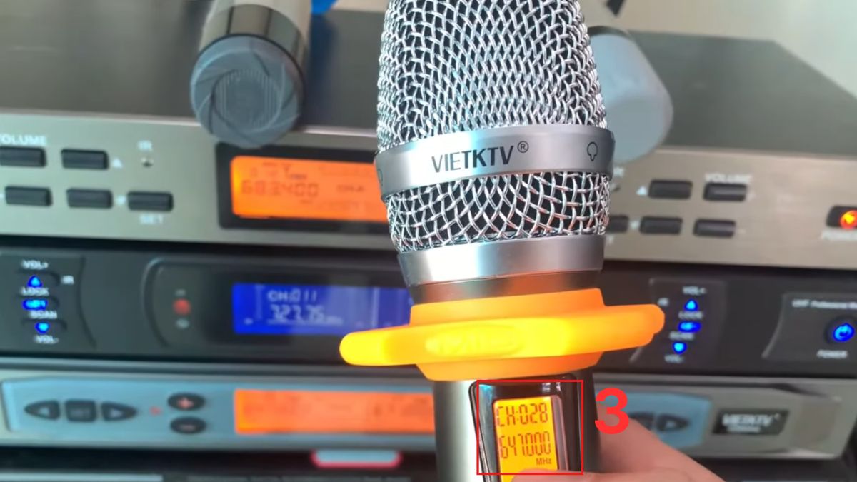 Màn hình hiển thị tần số trùng khớp sau khi sửa lỗi micro không nhận tín hiệu.