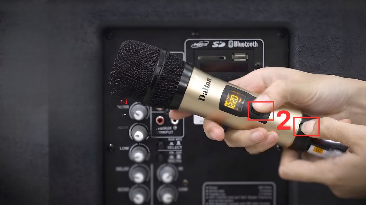 Thao tác nhấn tổ hợp nút reset khi micro không kết nối được với loa.