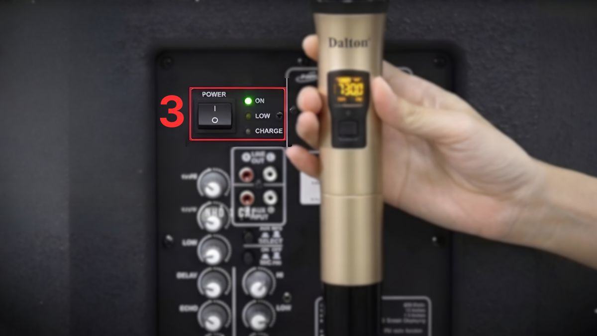 Bật lại nguồn loa kéo để kiểm tra lỗi mic không thu tiếng đã hết chưa.