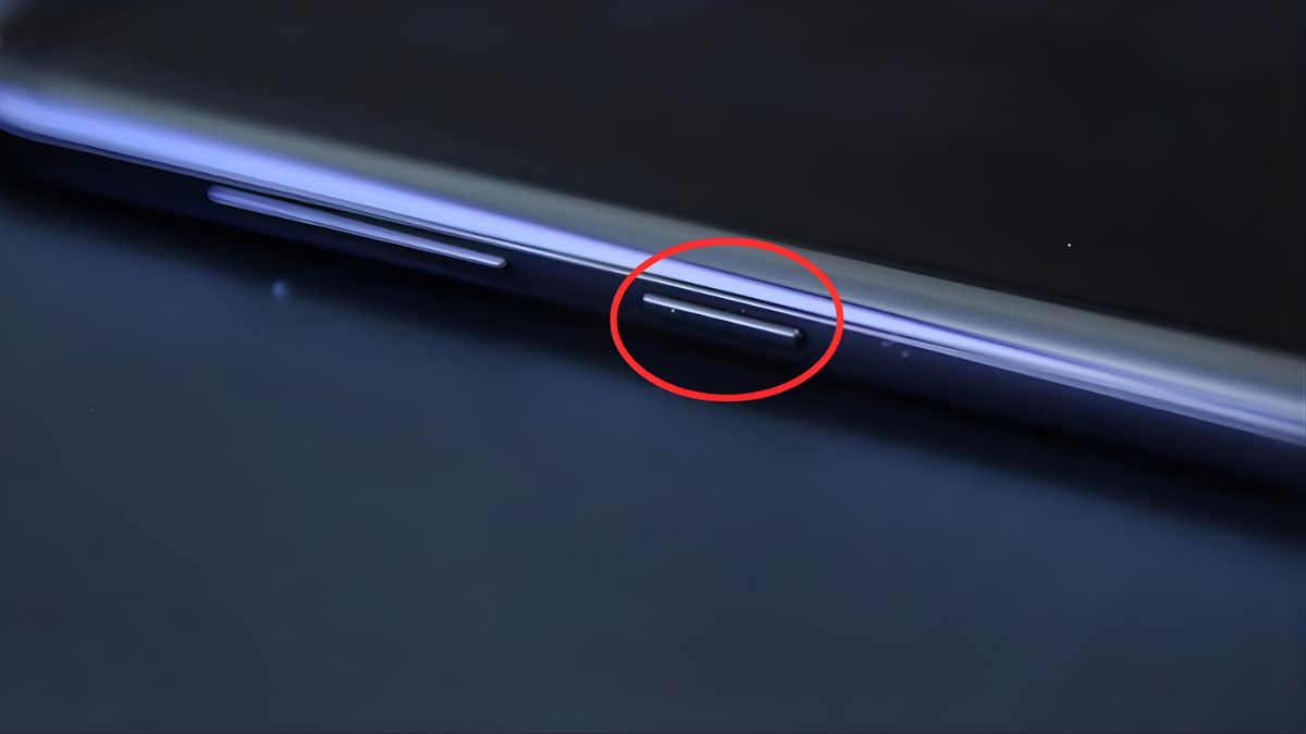 Hình ảnh người dùng cố gắng nhấn nút nguồn iPhone bị liệt nhưng máy không phản hồi.