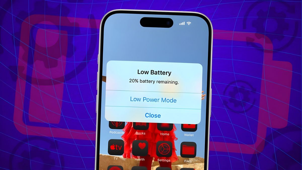 Cận cảnh iPhone cắm sạc, minh họa cách mở nguồn điện thoại khi nút nguồn bị hư do cạn pin.