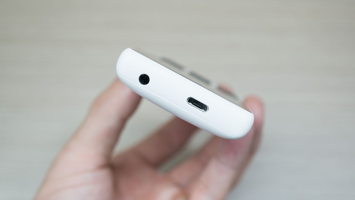 Vệ sinh chân sạc là cách sửa lỗi sạc pin nokia 150 đơn giản tại nhà.