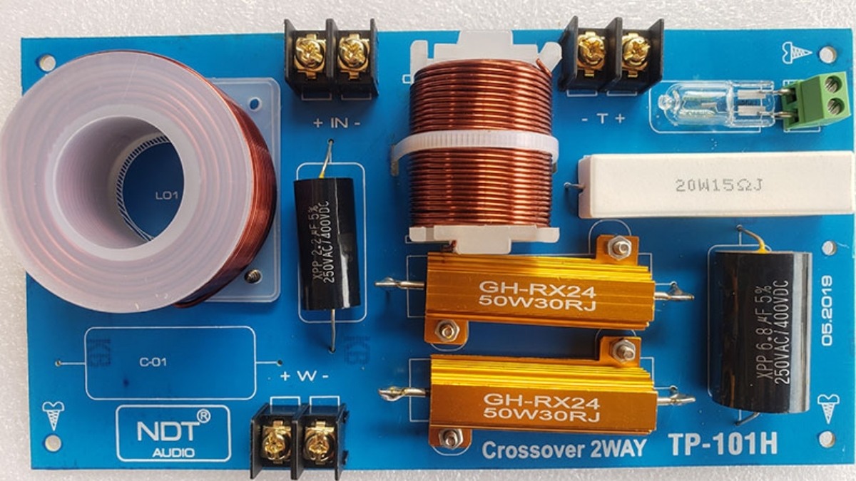 Hình ảnh bộ mạch điện tử giúp giải thích khái niệm phân tần của loa là gì.