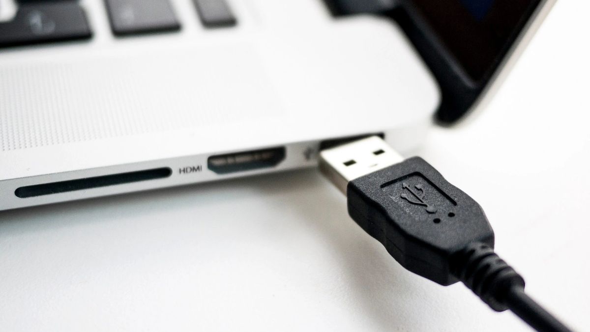 Sử dụng bàn phím rời USB khắc phục nút esc bị liệt tạm thời.