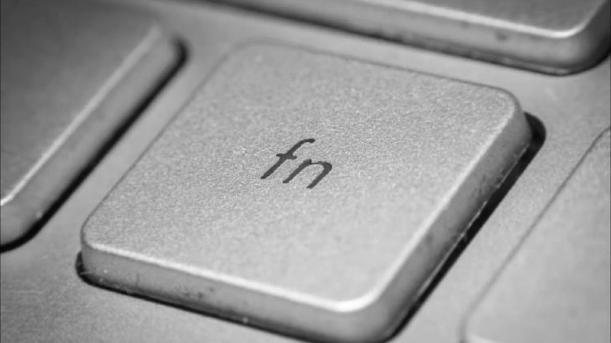 Cận cảnh phím Fn màu xám bạc minh họa cho câu hỏi phím fn ở đâu trên laptop.