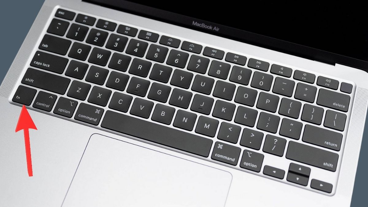 Vị trí phím fn nằm ở đâu trên bàn phím MacBook Air với mũi tên đỏ chỉ dẫn.