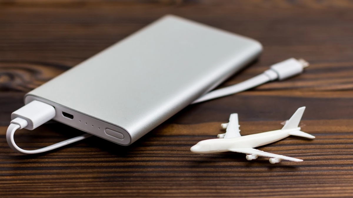 Kiểm tra sạc dự phòng có được mang lên máy bay không tại cửa an ninh.