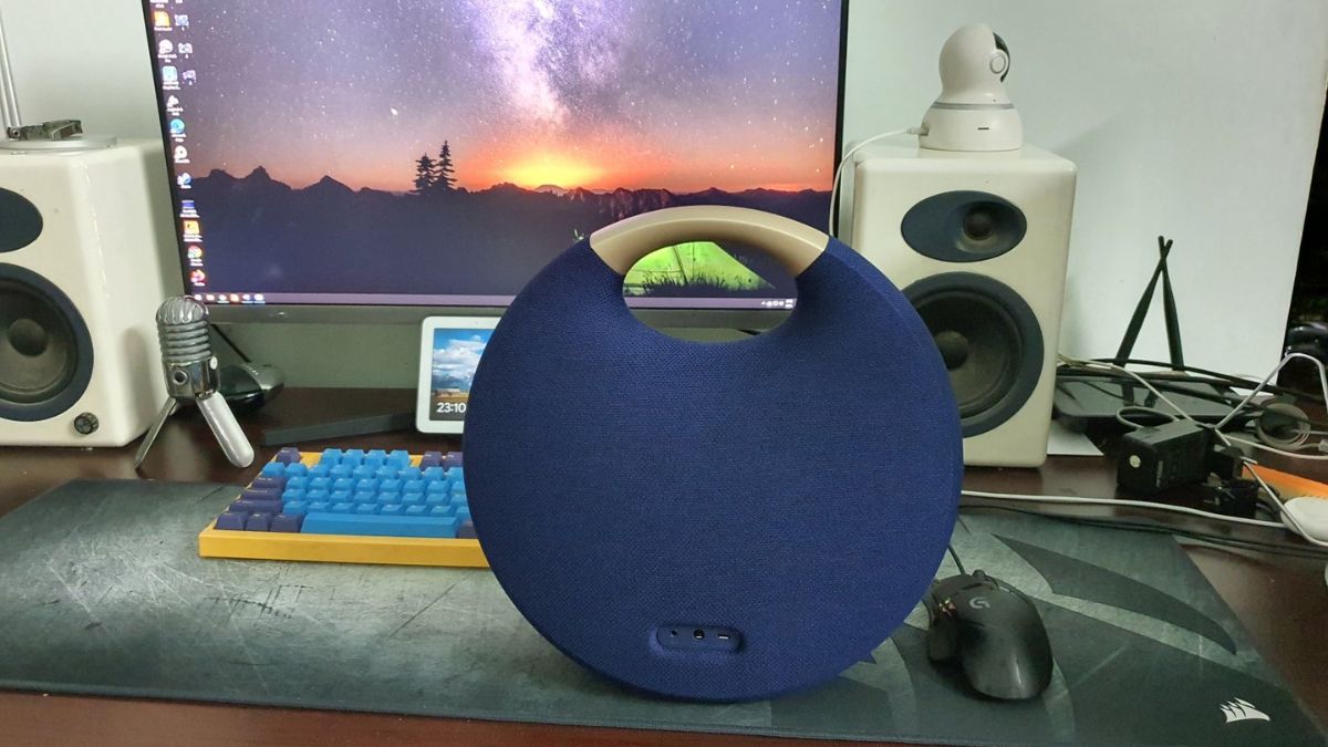 Hướng dẫn kết nối sạc Harman Kardon an toàn qua cổng nguồn trên thân loa.