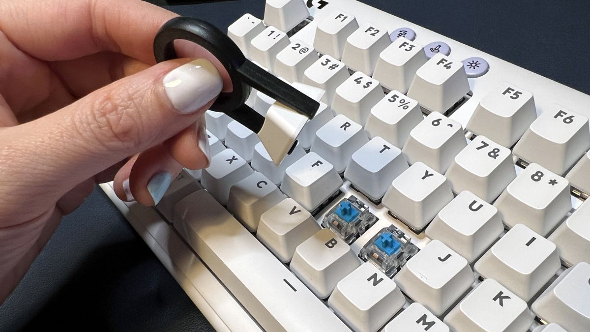 Cách gỡ keycap để kiểm tra các loại switch của bàn phím cơ đang sử dụng.